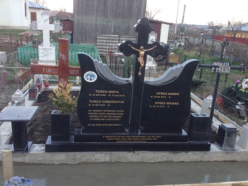 monumente funerare granit negru