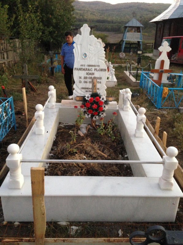 cruci de marmura preturi